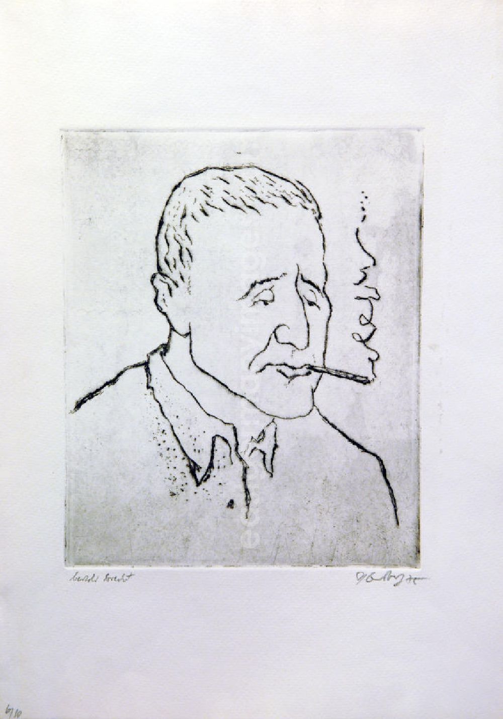Berlin: Grafik von Herbert Sandberg über Bertolt Brecht (*10.02.1898 †14.08.1956) aus dem Jahr 1975 (Porträt rechts beim Rauchen) 29,9x24,2cm Radierung, handsigniert, 6/1