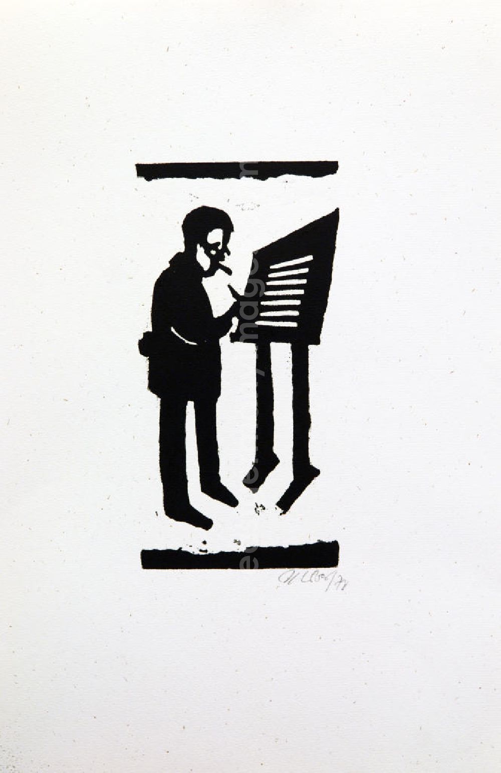 GDR image archive: Berlin - Grafik von Herbert Sandberg über Bertolt Brecht (*10.02.1898 †14.08.1956) aus dem Jahr 1978 als Erinnerung anlässlich seines 80. Geburtstages (Brecht im Stehen beim Schreiben am Pult) Holzschnitt auf handgeschöpftem Bütten 20,5 x1