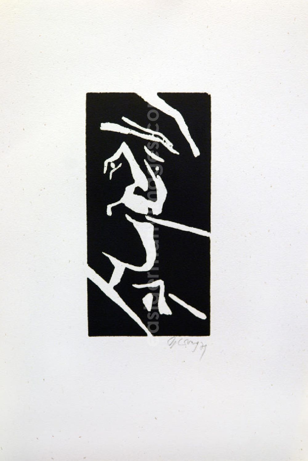 Berlin: Grafik von Herbert Sandberg über Bertolt Brecht (*10.02.1898 †14.08.1956) aus dem Jahr 1978 als Erinnerung anlässlich seines 80. Geburtstages (Brecht beim Rauchen, Gesicht nah von rechts) Holzschnitt auf handgeschöpftem Bütten 20,5 x1