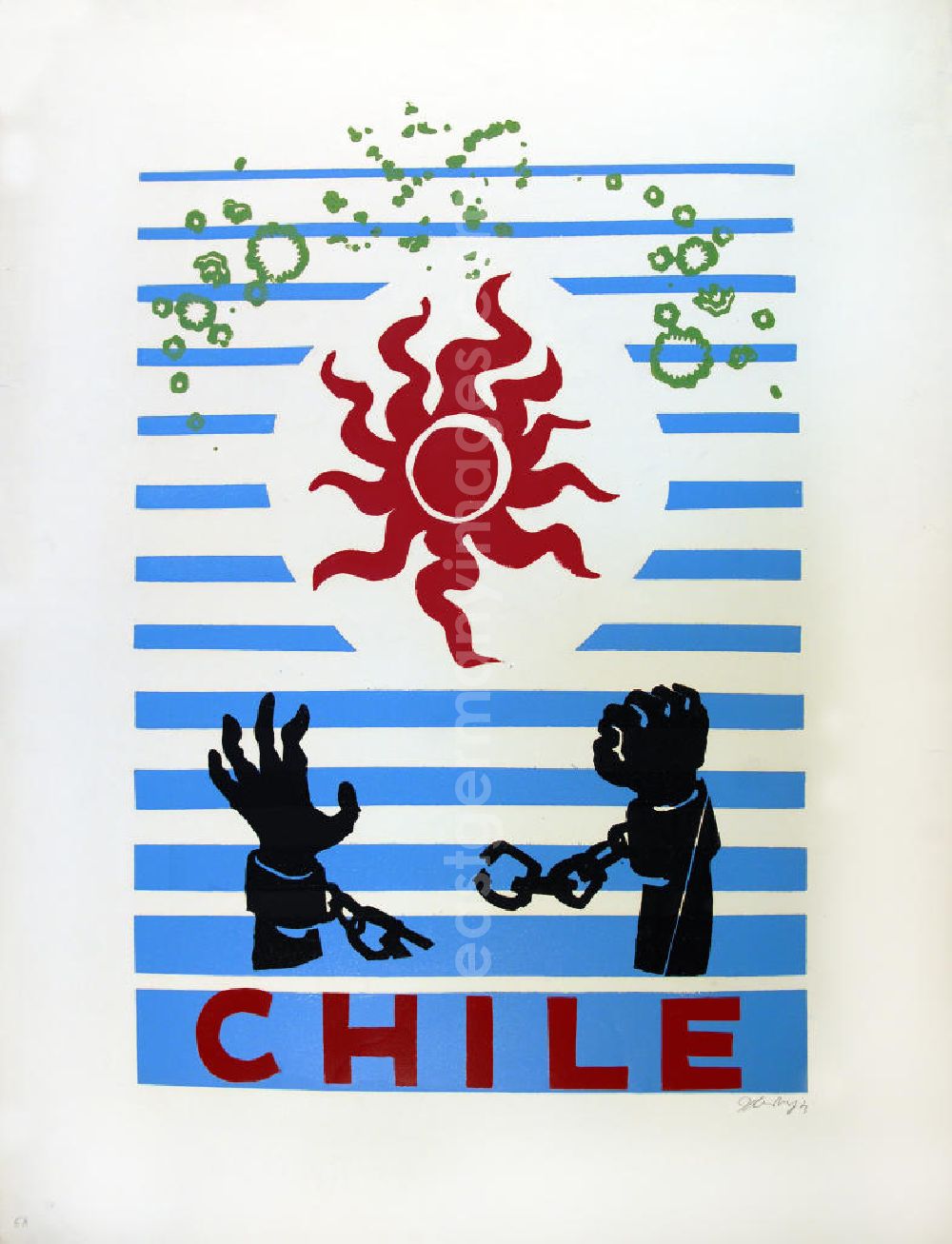 GDR picture archive: Berlin - Grafik von Herbert Sandberg Chile aus dem Jahr 1973, 51,2x71,5cm Farbholzschnitt, handsigniert. Unten: zwei Hände in Ketten, Kette ist gerissen, die rechte Hand ist zur Faust geballt; darüber: eine rote Sonne, grüne Kreise/Flecken; im Hintergrund: blaue Streifen, von unten nach oben dünner werdend.