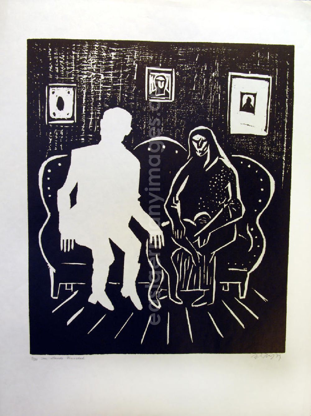 Berlin: Grafik von Herbert Sandberg Im Lande Pinochets aus dem Jahr 1979, 38,2x45,6cm Holzschnitt, handsigniert. In einem Zimmer mit Sofa, dahinter drei Bilder an der Wand; rechts auf der Couch: eine dunkle, grusleige Gestalt sitzt und hat ein Kind über das Knie gelegt, beide Hände berühren das Kind; links auf der Couch: schablonenhafte Figur sitzt, die eine Hand auf dem Kind.