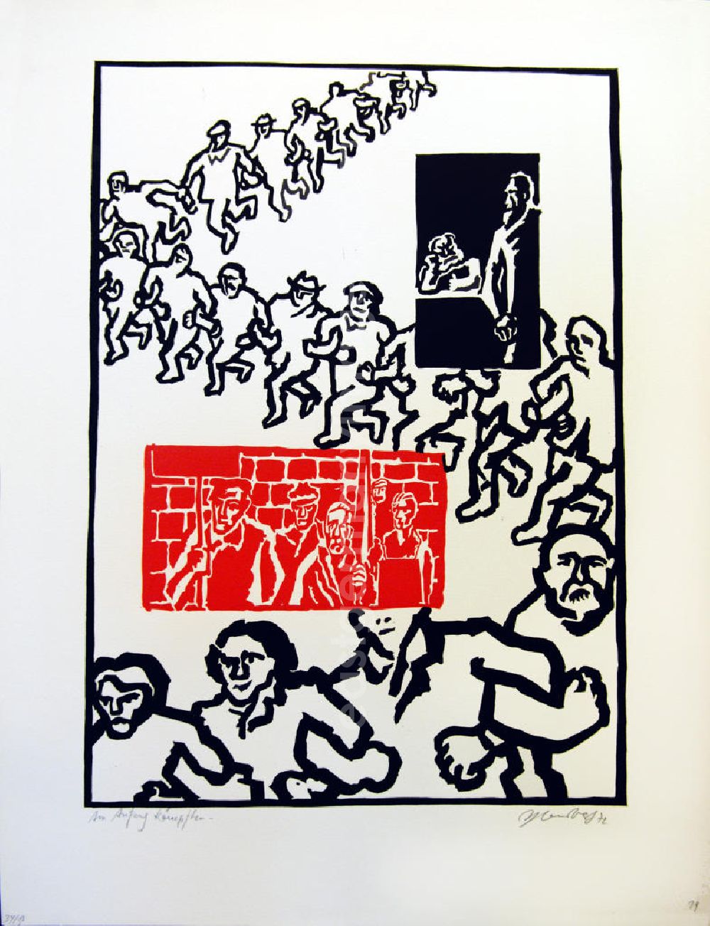 Berlin: Grafik von Herbert Sandberg Motiv 15 aus dem Zyklus Bilder zum Kommunistischen Manifest aus den Jahren 1967-72 mit 30 Decelithschnitten (in Schwarz-Weiß, zusätzlich etzwas Rot) als Illustration zu Marx' und Engels' Manifest der Kommunistischen Partei aus dem Jahr 1847, Grafik zur Textstelle Im Anfang kämpfen die einzelnen Arbeiter, dann die Arbeiter einer Fabrik, dann die Arbeiter eines Arbeitszweiges an einem Ort gegen den einzelnen Bourgeois, der sie direkt ausbeutet. aus dem Jahr 1972, 28,5x39,5cm handsigniert, 34/5
