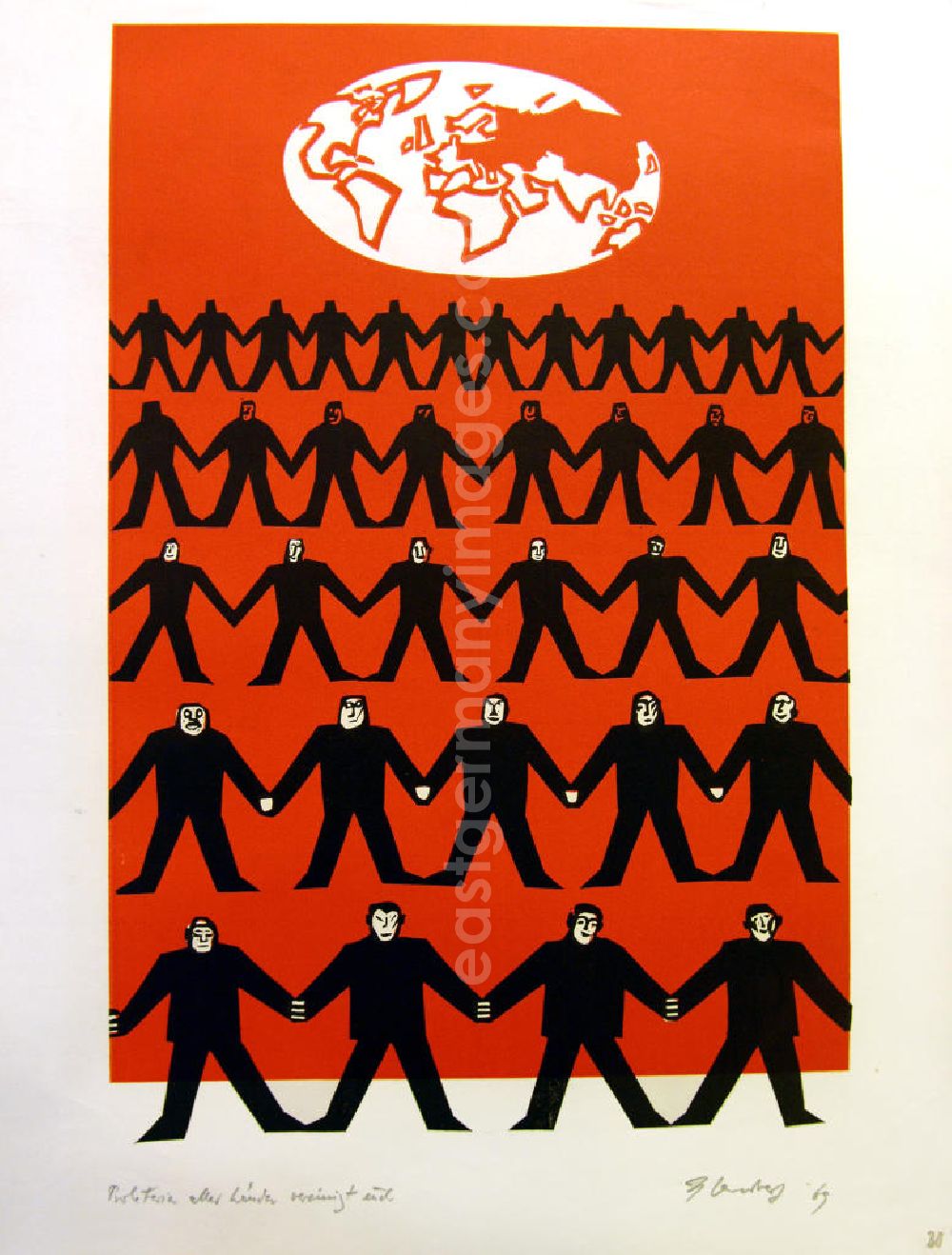 GDR image archive: Berlin - Grafik von Herbert Sandberg Motiv 30 aus dem Zyklus Bilder zum Kommunistischen Manifest aus den Jahren 1967-72 mit 30 Decelithschnitten (in Schwarz-Weiß, zusätzlich etzwas Rot) als Illustration zu Marx' und Engels' Manifest der Kommunistischen Partei aus dem Jahr 1847, Grafik zur Textstelle Proletarier aller Länder, vereinigt euch! aus dem Jahr 1969, 28,5x42,