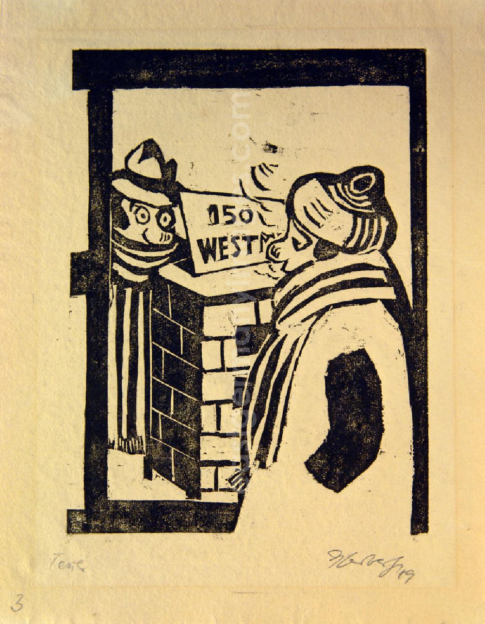 GDR photo archive: Berlin - Grafik von Herbert Sandberg Teuer aus dem Jahr 1949, 24,0x17,5cm Holzschnitt, handsigniert. Im Vordergrund: Person in der Seitenansicht, warm angezogen, mit Mütze und Schal; im Mittelgrund: Kohlestapel, darauf 15