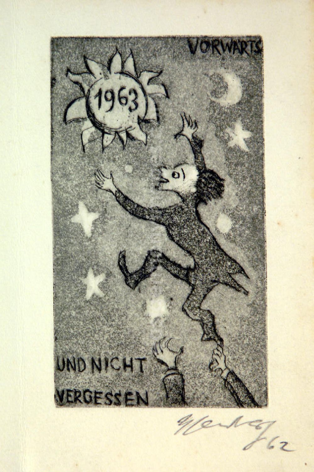 GDR photo archive: Berlin - Grafik von Herbert Sandberg Vorwärts und nicht vergessen (Neujahrsgraphik) aus dem Jahr 1962, 6,9x12,