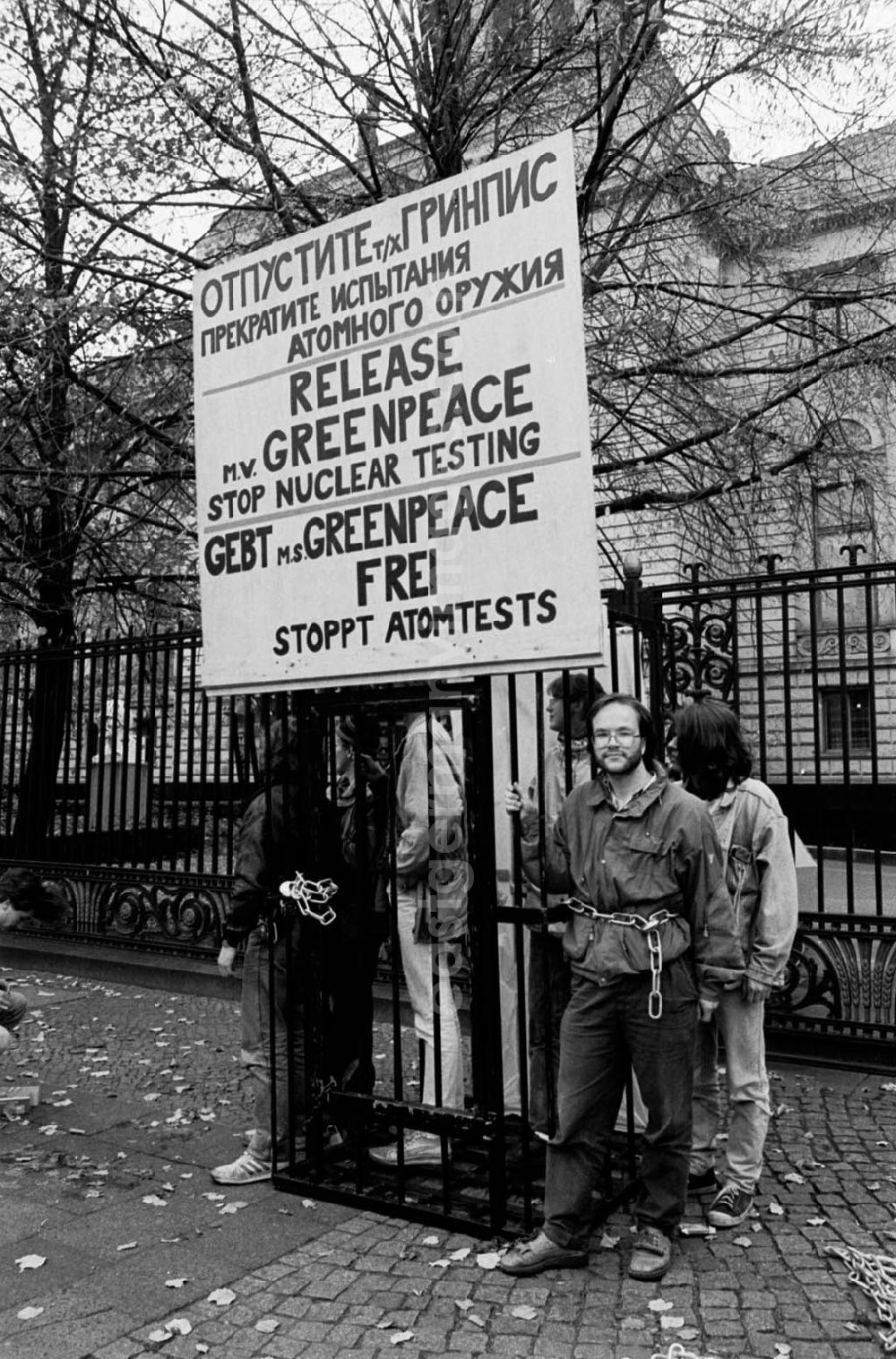 GDR picture archive: Berlin - Greenpeace-Aktion vor SU-Botschaft