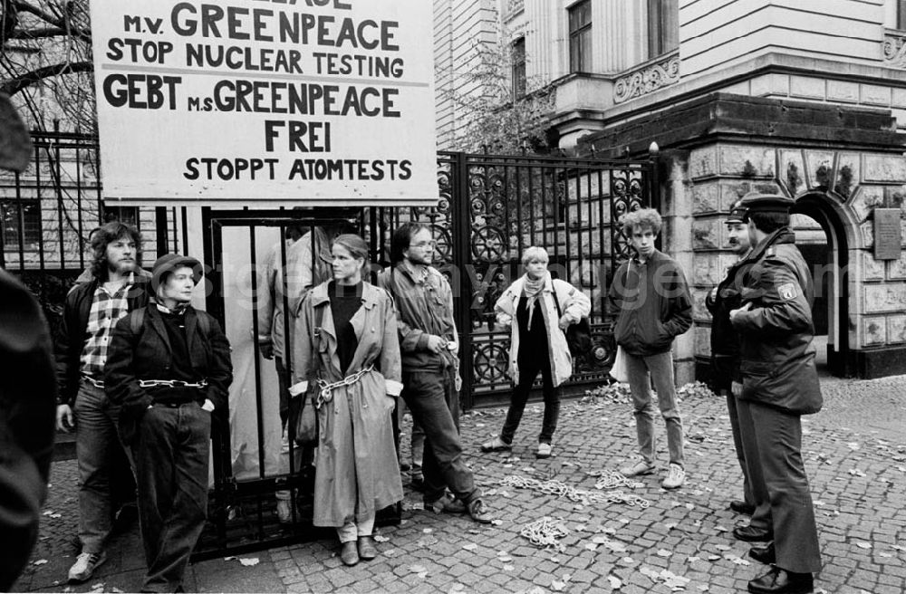 GDR photo archive: Berlin - Greenpeace-Aktion vor SU-Botschaft