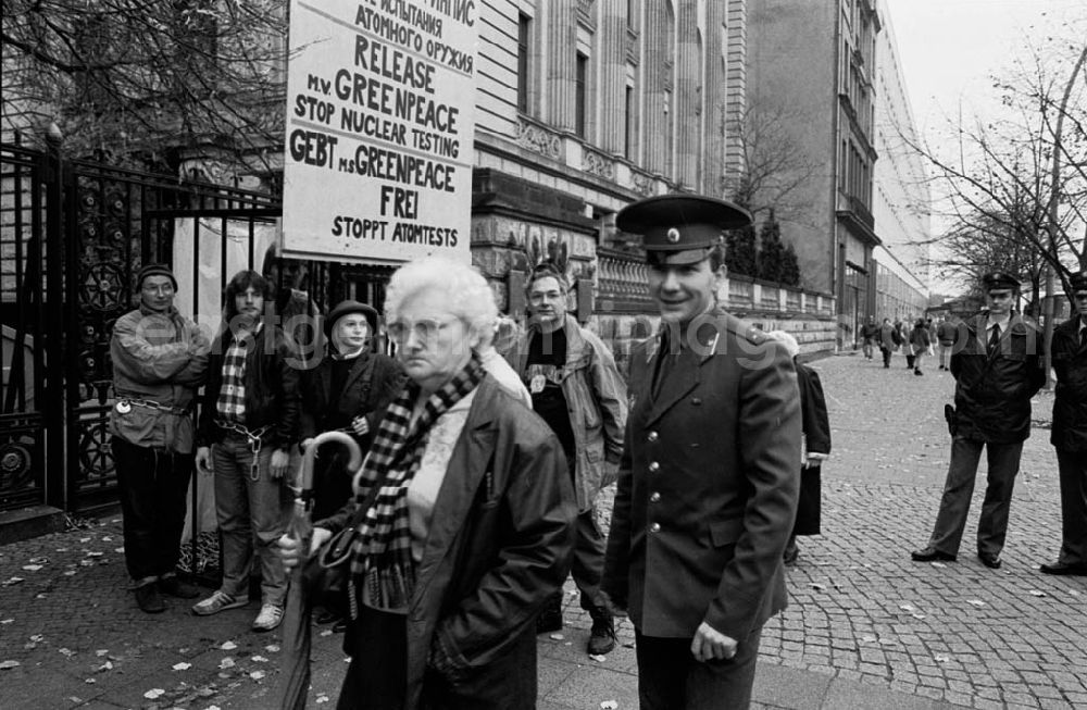 GDR photo archive: Berlin - Greenpeace-Aktion vor SU-Botschaft