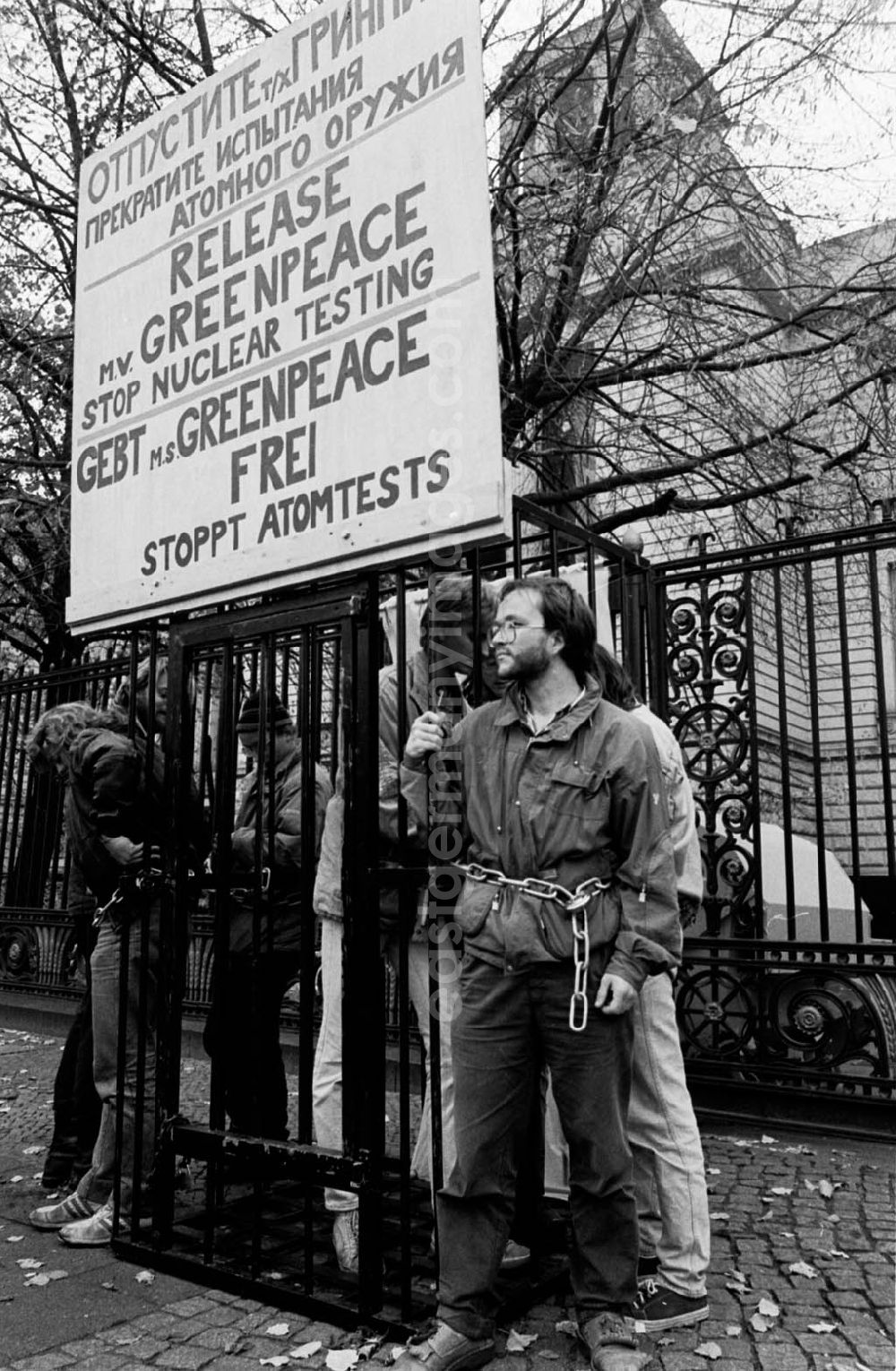 GDR image archive: Berlin - Greenpeace-Aktion vor SU-Botschaft
