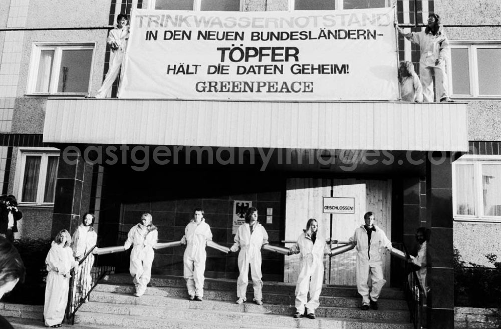 GDR photo archive: Berlin - Greenpeace vor dem Umweltministerium Umschlag:683