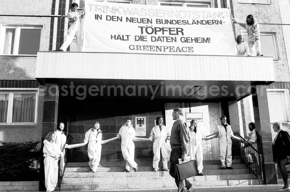 GDR picture archive: Berlin - Greenpeace vor dem Umweltministerium Umschlag:683