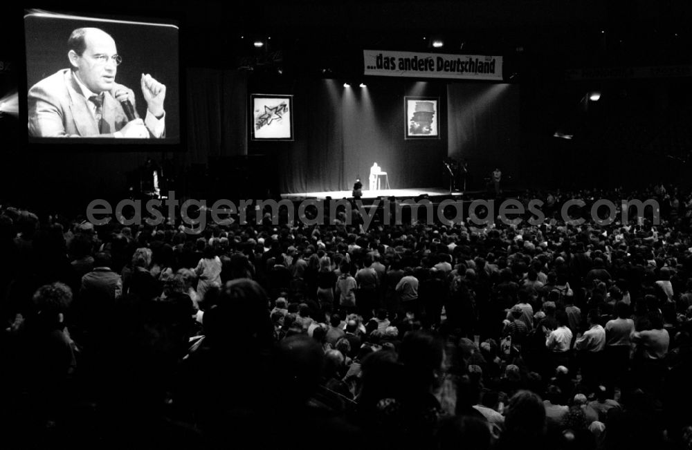 GDR image archive: Berlin - Gregor Gysi at a PDS election rally in the Deutschlandhalle in the district Charlottenburg in Berlin Eastberlin