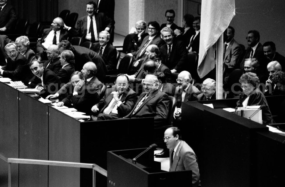 Berlin: Gregor Gysi spricht während der 1. Sitzung des Gedamtdeutschen Bundestag im Reichstag in Berlin. Politiker wie Lothar de Maiziere (1.von links), Theo Waigel (2. von links), Wolfgang Schäuble (3. von links), Hans-Dietrich Genscher (4. von links), Helmut Kohl (5. von links) und Rudolf Seiters (2. Reihe rechts) höhren zu und lachen.