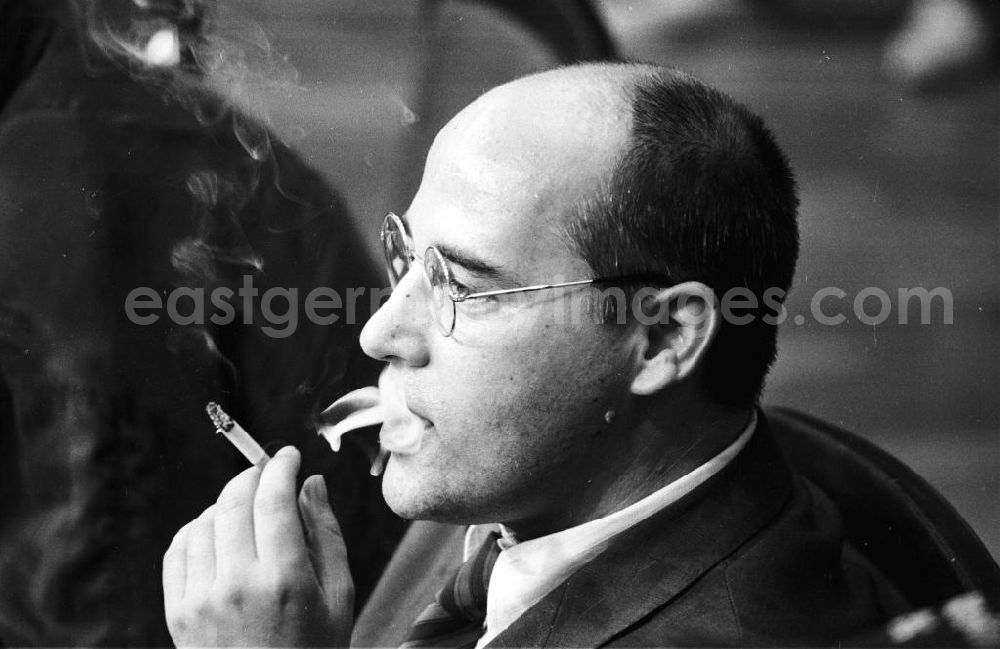 GDR image archive: Berlin - Nahaufnahme: Gregor Gysi mit Zigarette, Kwalm kommt aus seinem Mund. Veranstaltung Gründungsaufruf Komitee für Gerechtigkeit.