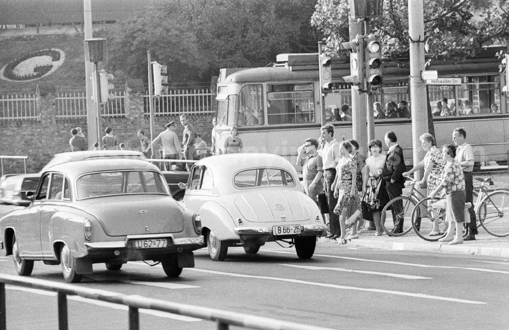 GDR picture archive: Berlin - Greifswalder street corner Dimitroffsteet in Berlin, the former capital of the GDR, German Democratic Republic