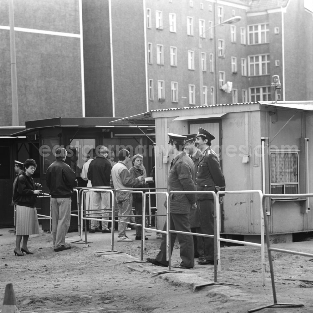 GDR picture archive: Berlin - Grenzpolizisten an einem für Fußgänger provisorisch errichteten Grenzübergang an der Eberswalder, Bernauer Straße im Berliner Stadtteil Prenzlauer Berg.