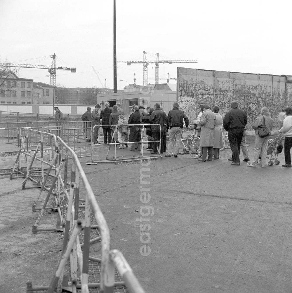 GDR image archive: Berlin - Border crossing for pedestrians on West Berlin right from the Brandenburg Gate in Berlin-Mitte
