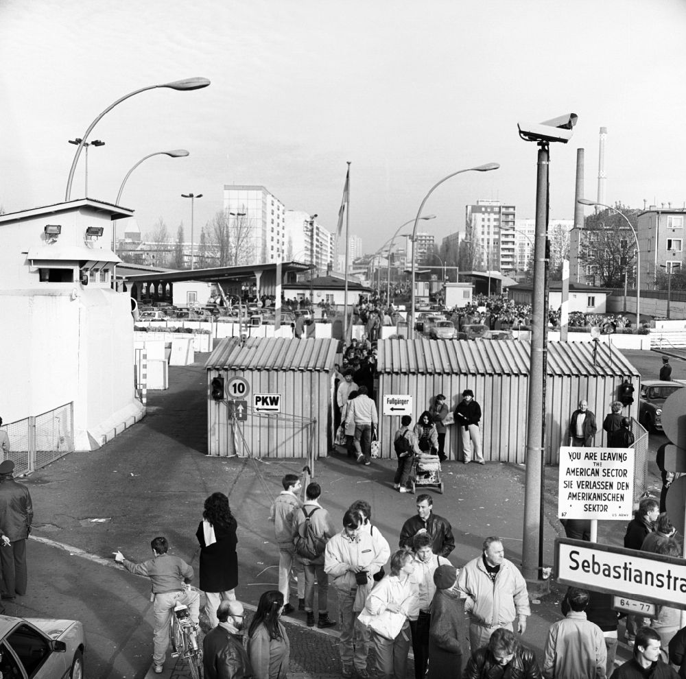 GDR image archive: Berlin - Border checkpoint Heinrich-Heine-Straße shortly after the Wall came down. GDR citizens flock en masse across the border to West Berlin