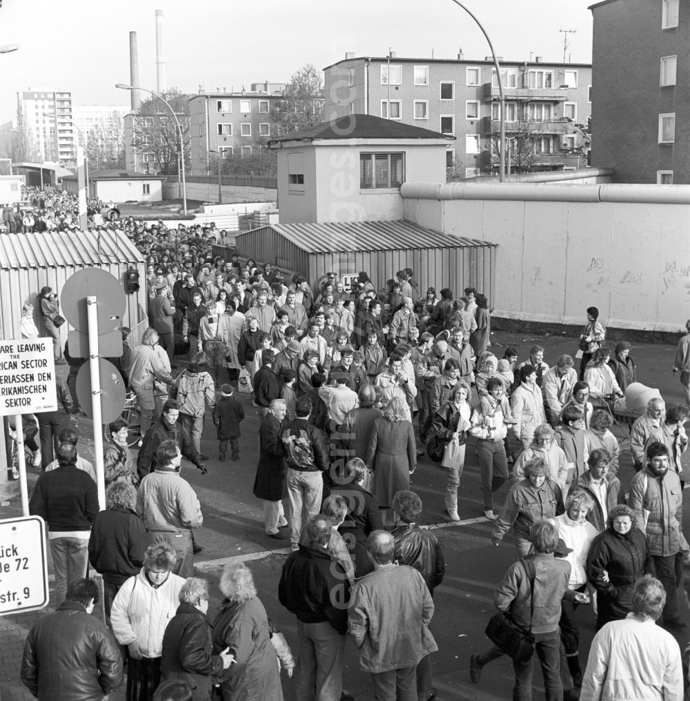 Berlin: Border checkpoint Heinrich-Heine-Straße shortly after the Wall came down. GDR citizens flock en masse across the border to West Berlin