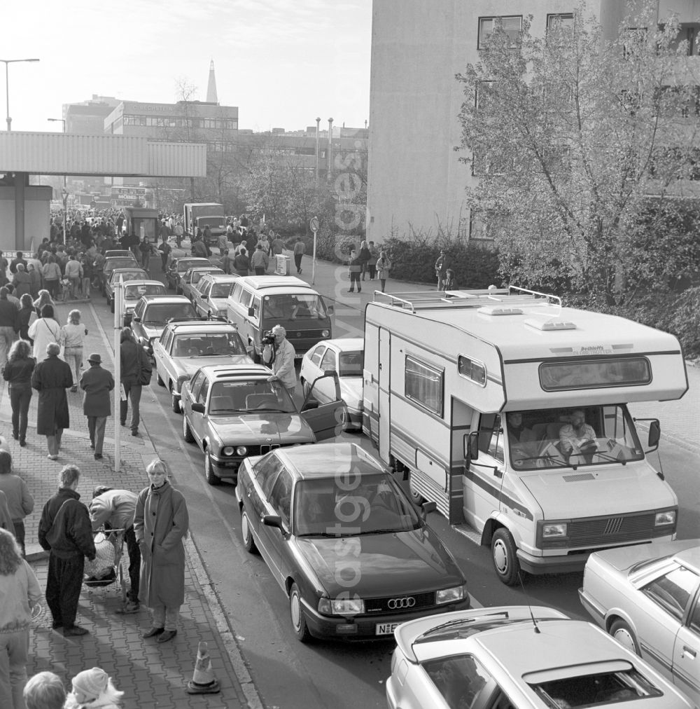 GDR picture archive: Berlin - Border checkpoint Heinrich-Heine-Straße shortly after the Wall came down. GDR citizens flock en masse across the border to West Berlin. Citizens of the FRG are with their cars at the border crossing towards East Berlin