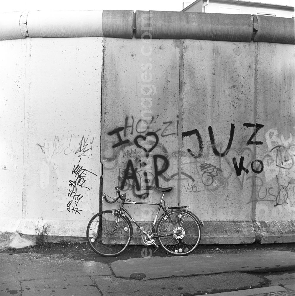 Berlin: Bicycle leaning against the wall on the West Berlin side of the border checkpoint Heinrich-Heine-Straße shortly after the Wall came down