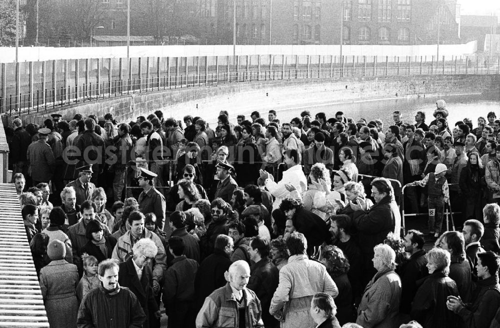 GDR image archive: Berlin - Bürger / Menschentraube am Grenzübergang Invalidenstrasse nach der Öffnung der Mauer. Teilweise stehen die Menschen hinter Absperrungen.