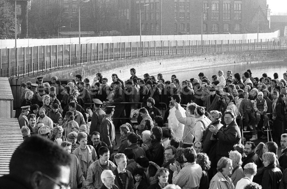 GDR photo archive: Berlin - Bürger / Menschentraube am Grenzübergang Invalidenstrasse nach der Öffnung der Mauer. Teilweise stehen die Menschen hinter Absperrungen.