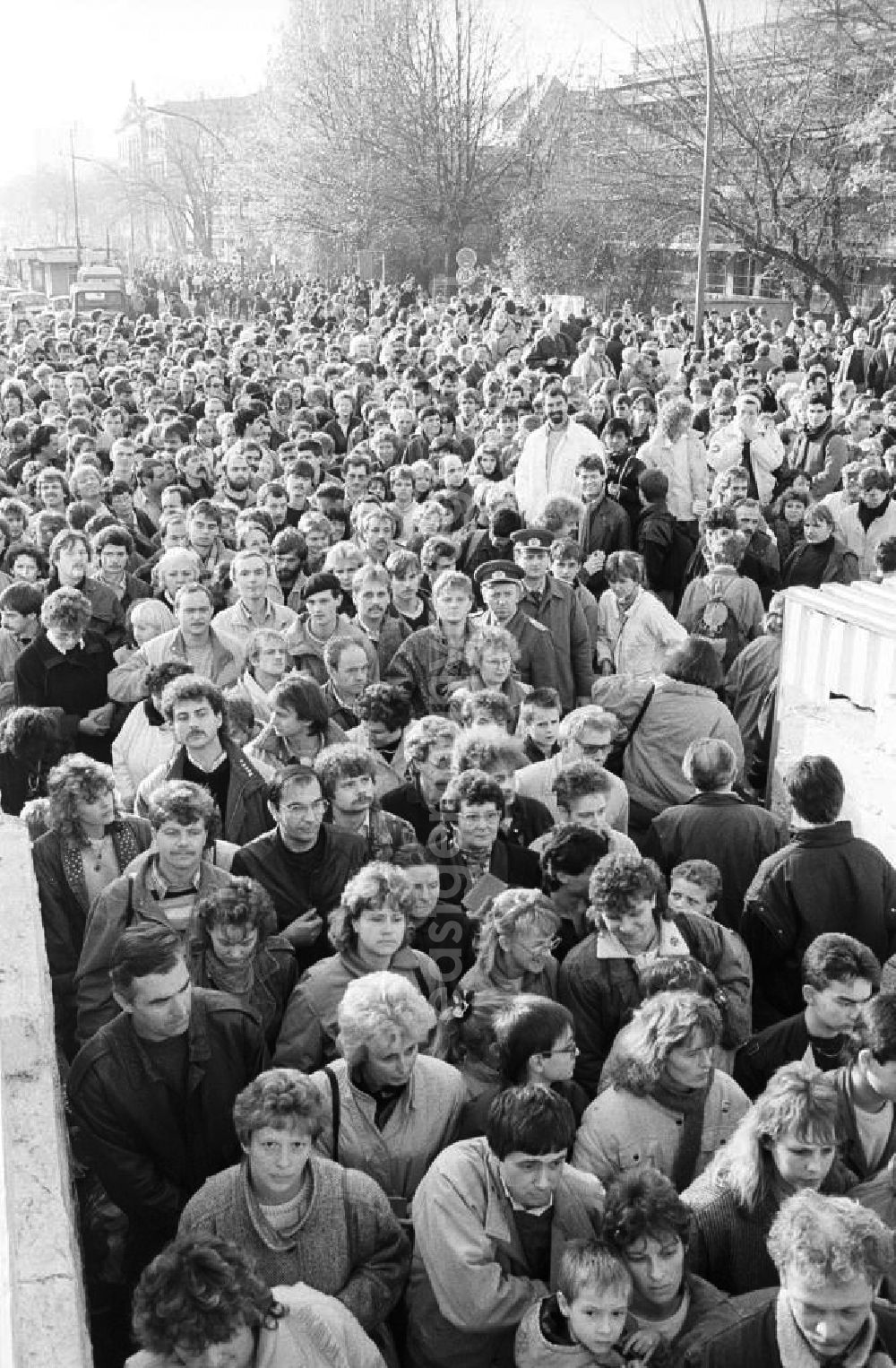 GDR image archive: Berlin - Bürger / Menschentraube am Grenzübergang Invalidenstrasse nach der Öffnung der Mauer. Teilweise stehen die Menschen hinter Absperrungen.