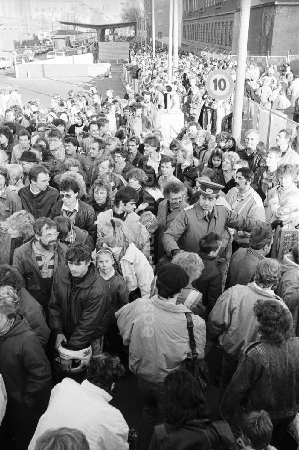 GDR photo archive: Berlin - Bürger / Menschentraube am Grenzübergang Invalidenstrasse nach der Öffnung der Mauer. Teilweise stehen die Menschen hinter Absperrungen.