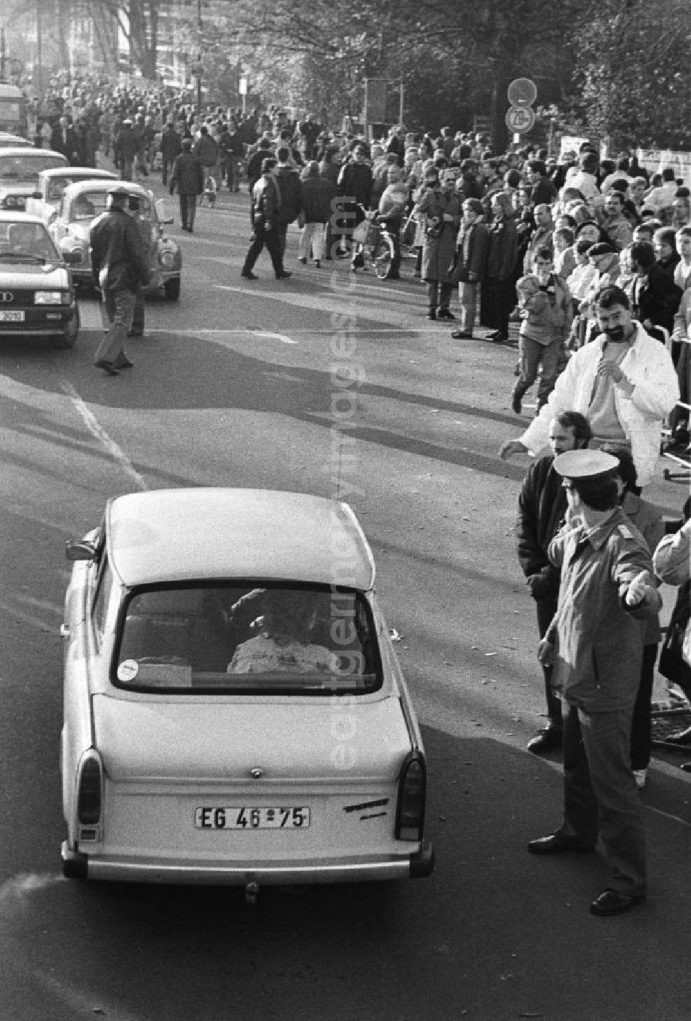 GDR image archive: Berlin - Mauerall / Grenzübergang Invalidenstraße, Trabant fährt Richtung West-Berlin an Volkspolizist vorbei.