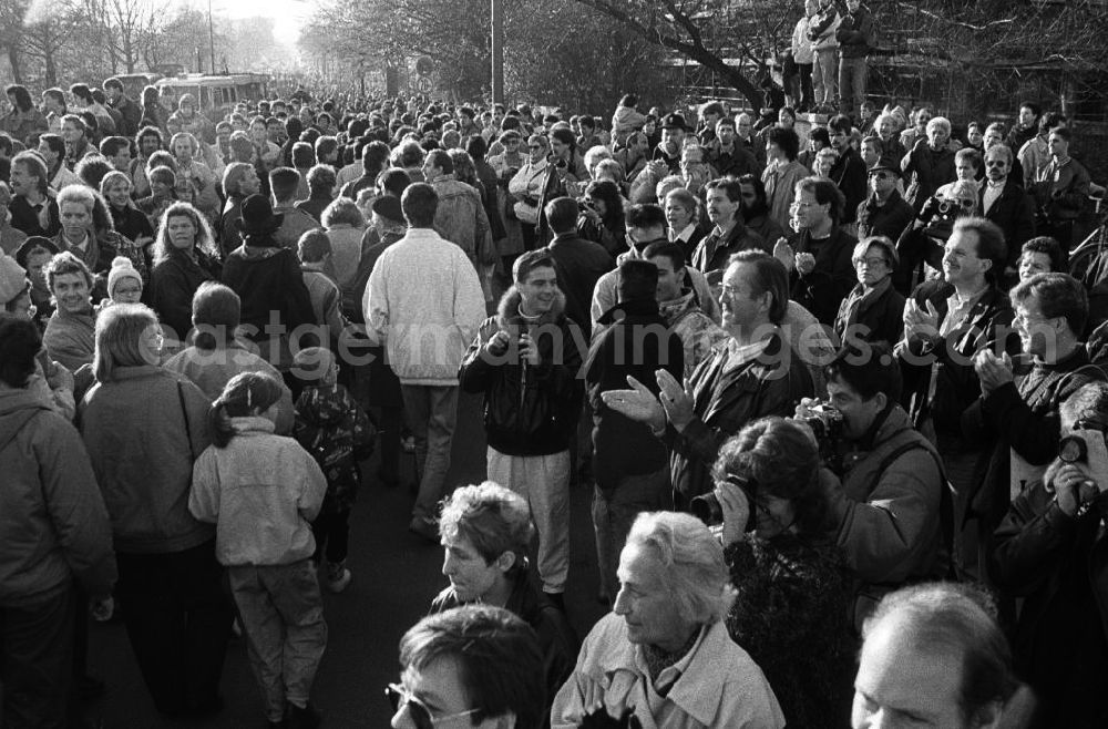 GDR picture archive: Berlin - Bürger / Menschentraube am Grenzübergang Invalidenstrasse nach der Öffnung der Mauer. Teilweise stehen die Menschen hinter Absperrungen.