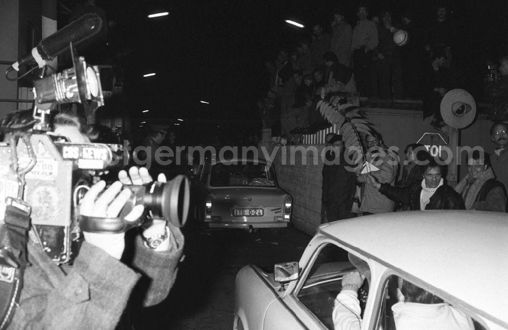 GDR picture archive: Berlin - Border police and people on the evening of November 9, 1989, after the border opening at the Invalidenstrasse border crossing in Berlin-Mitte, the former capital of the GDR, German Democratic Republic