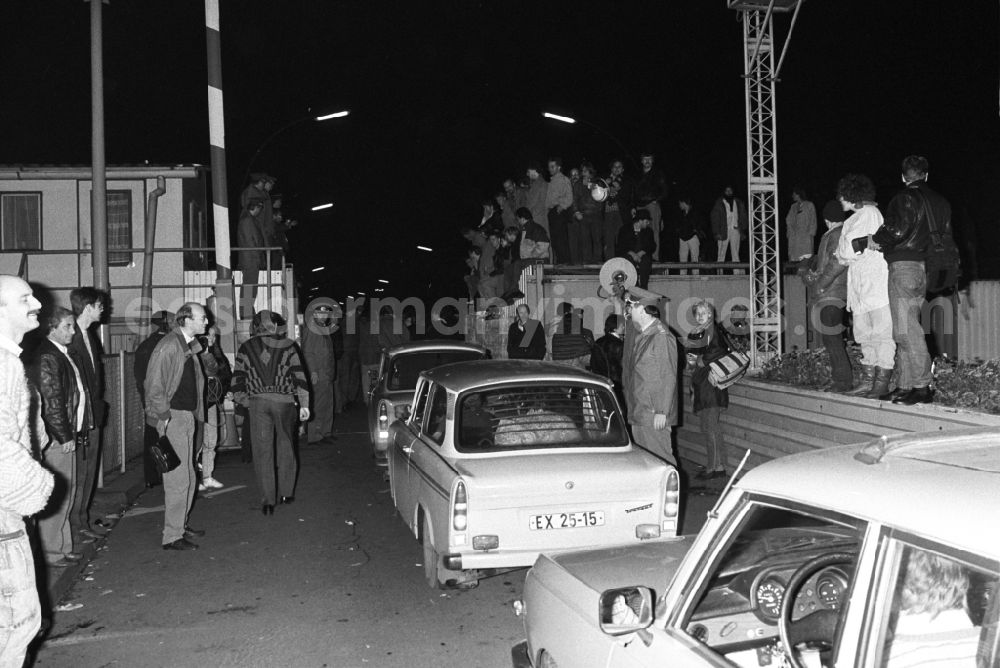 GDR photo archive: Berlin - Border police and people on the evening of November 9, 1989, after the border opening at the Invalidenstrasse border crossing in Berlin-Mitte, the former capital of the GDR, German Democratic Republic