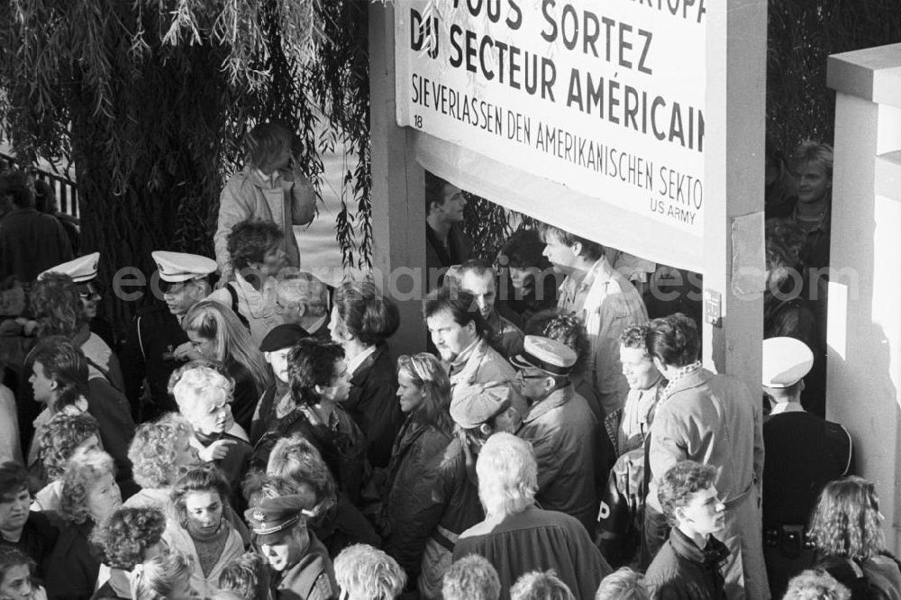GDR image archive: Berlin - Menschen passieren den Grenzübergang Oberbaumbrücke. Sie gehen unter ein Schild mit der Aufschrift ...SIE VERLASSEN DEN AMERIKANISCHEN SEKTOR hindurch.