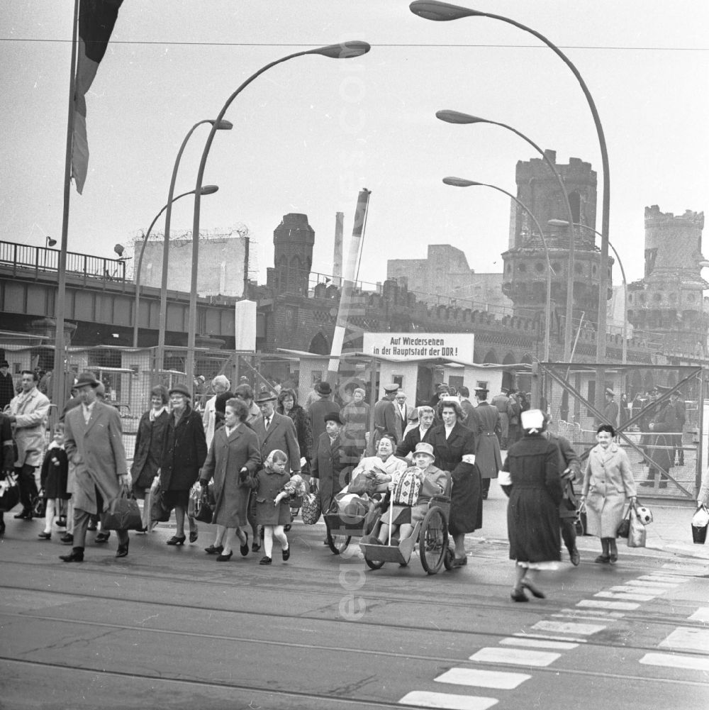 GDR photo archive: Berlin - Structures and areas of the GueSt border crossing point Oberbaumbruecke in the district Friedrichshain in Berlin, the former capital of the GDR, German Democratic Republic