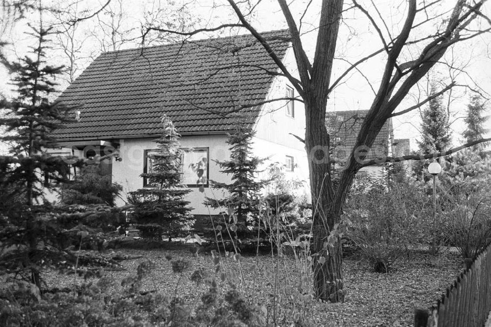 GDR picture archive: Hohen Neundorf - Blick durch den Vorgarten auf eine Einfamilienhaus in der Grenzgegemeinde Stolpe.