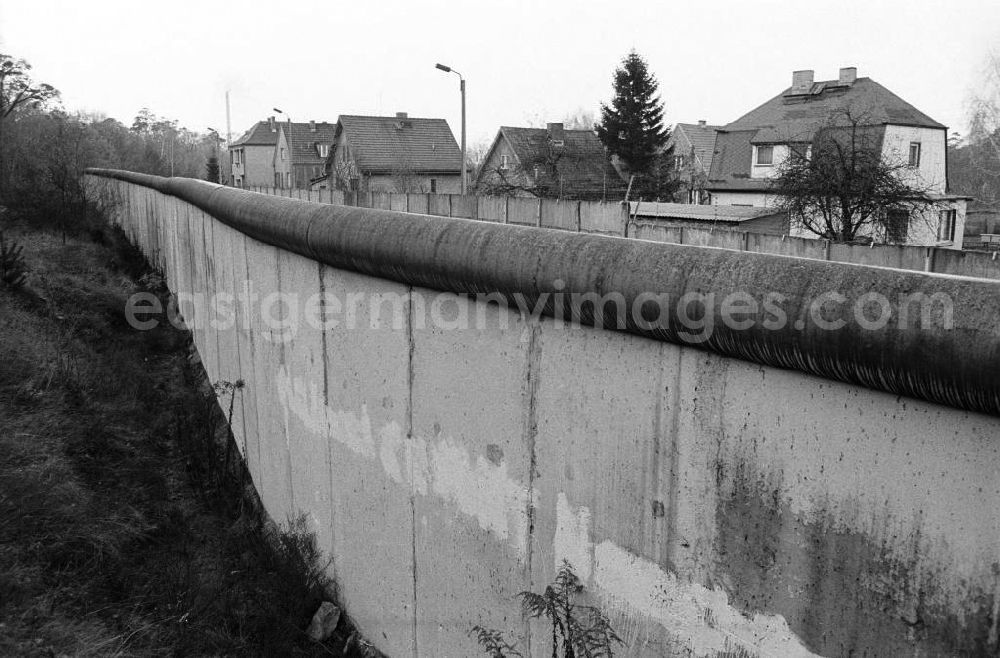 GDR photo archive: Hohen Neundorf - Blick den Mauerstreifen / die Mauer auf Einfamilienhäuser der Grenzgemeinde Stolpe.