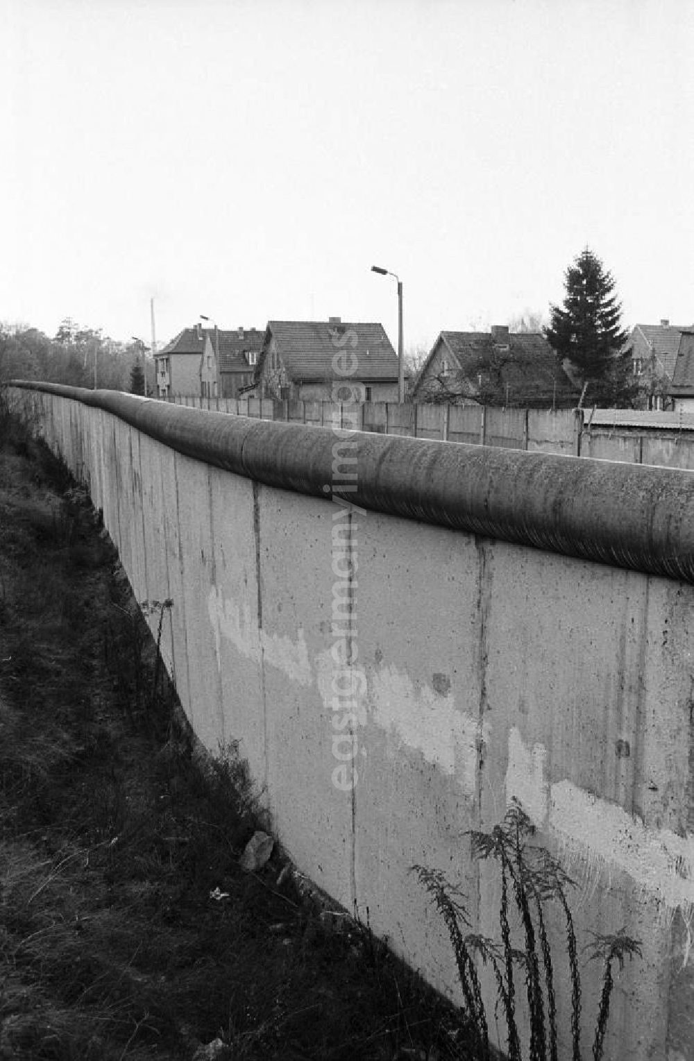 GDR picture archive: Hohen Neundorf - Blick den Mauerstreifen / die Mauer auf Einfamilienhäuser der Grenzgemeinde Stolpe.
