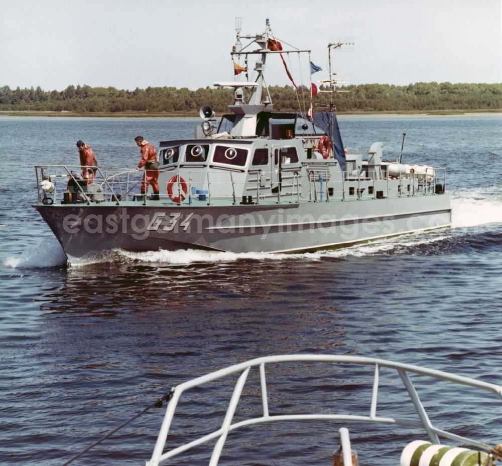 GDR picture archive: Rostock - Border control boot type GB-23 ( name G 34 ) in the Baltic Sea coastal waters