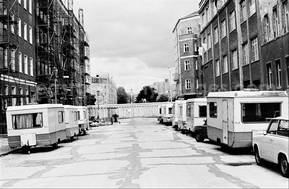 GDR photo archive: Berlin - View from Wolliner Strasse with Bastei-type caravans on the side of the road towards the Wall to West Berlin on the territory of the former GDR, German Democratic Republic
