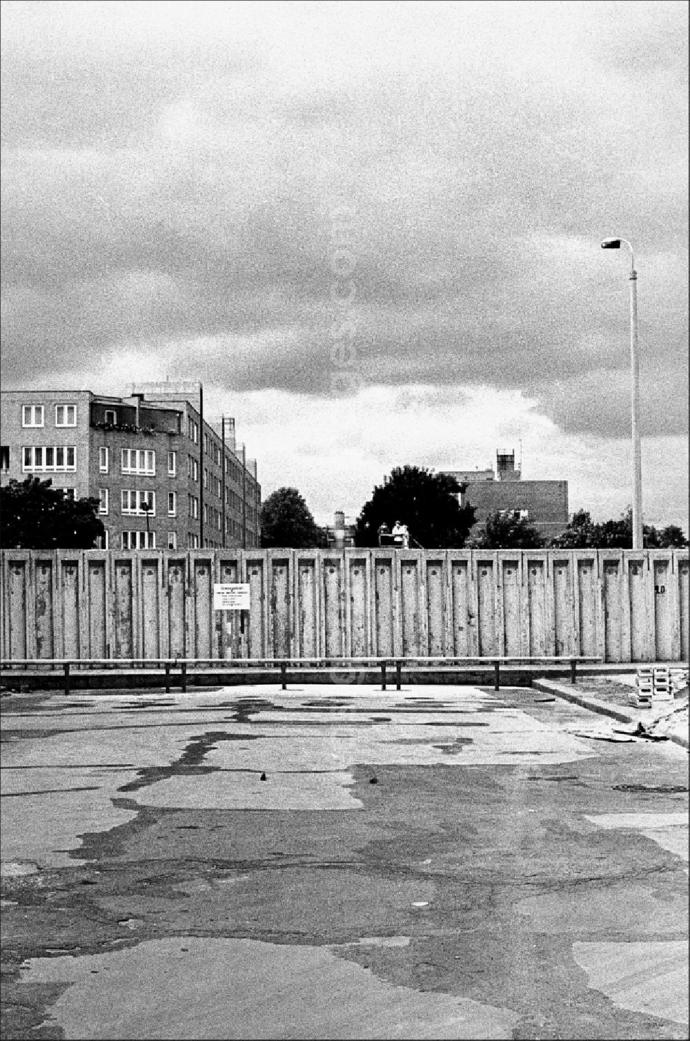 GDR picture archive: Berlin - View from Wolliner Strasse from East Berlin over the Berlin Wall towards West Berlin on the territory of the former GDR, German Democratic Republic
