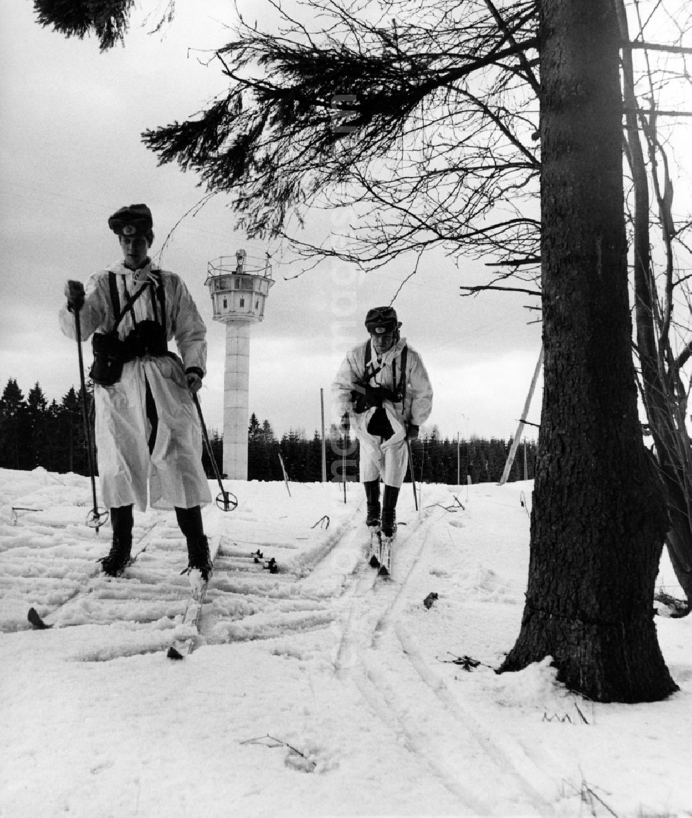 GDR picture archive: Abbenrode - Border patrol in snow in winter near Abbenrode in today's state of Saxony-Anhalt. The border guards are equipped with a radio and AK-47 machine guns