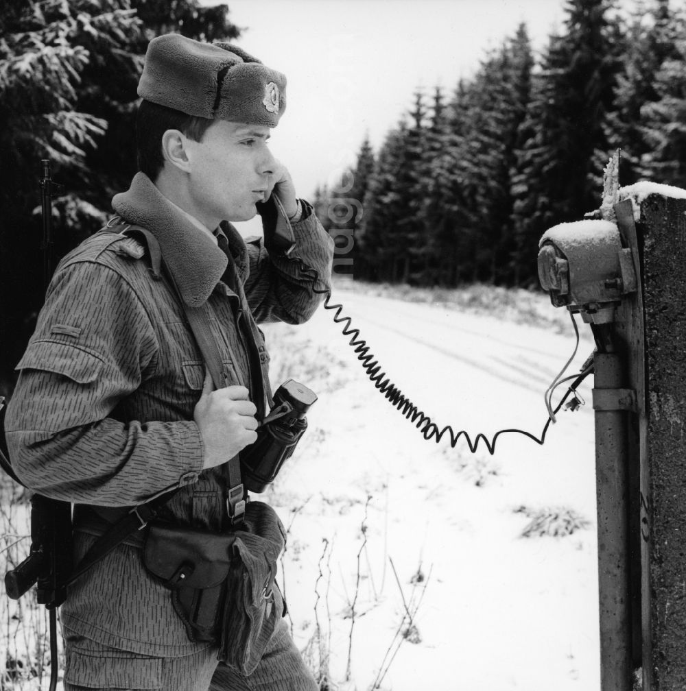 GDR photo archive: Abbenrode - Border patrol in snow in winter near Abbenrode in today's state of Saxony-Anhalt. The border guards are equipped with a radio and AK-47 machine guns