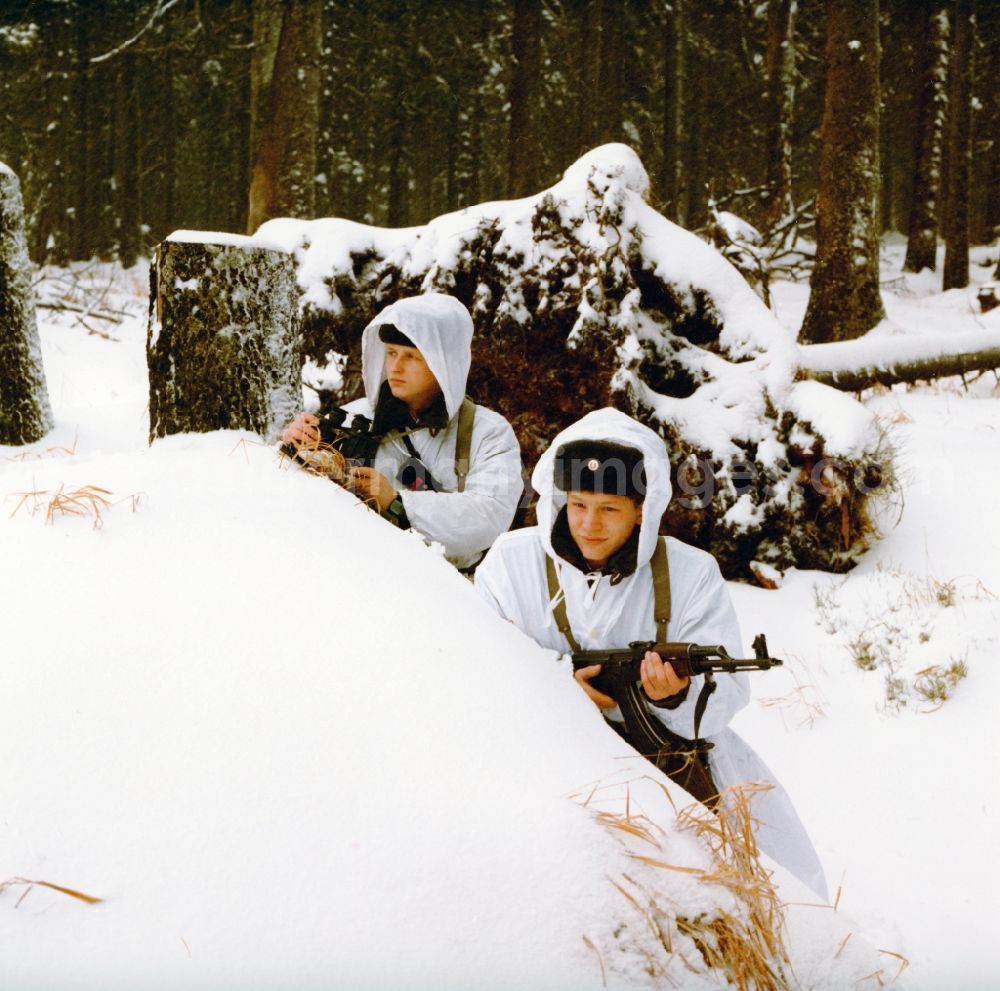 GDR image archive: Abbenrode - Border patrol in snow in winter near Abbenrode in today's state of Saxony-Anhalt. The border guards are equipped with a radio and AK-47 machine guns