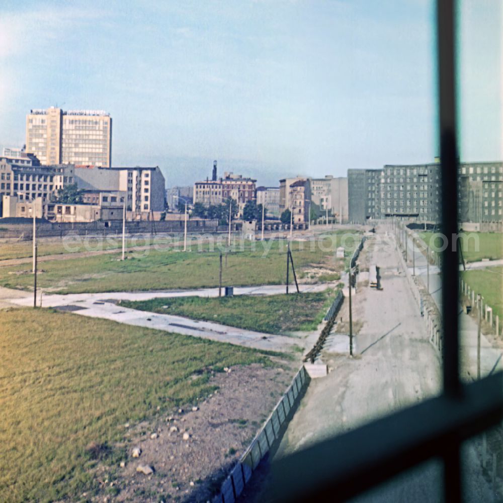 GDR image archive: Berlin - Fortifications and border security structures on the leveled grassy areas of demolished houses on Alte Jakobstrasse in the district Mitte in Berlin East Berlin on the territory of the former GDR, German Democratic Republic