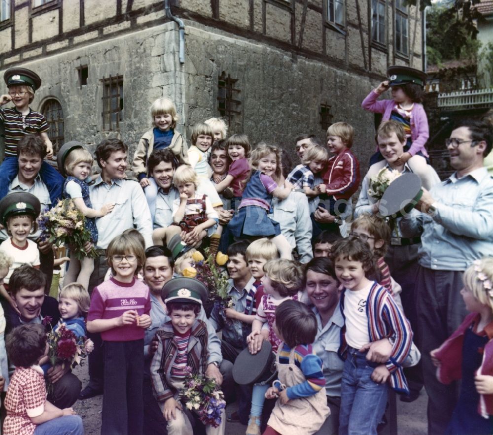 GDR photo archive: Abbenrode - Border guards visiting a kindergarten in Abbenrode in today's state of Saxony-Anhalt