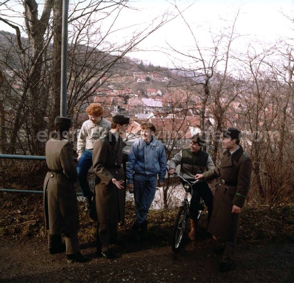 GDR image archive: Lindewerra - Wahlhausen - Located in the source uniform border guards of the GDR border troops in conversations with young people in Lindewerra - Wahlshausen in present-day state of Saxony-Anhalt