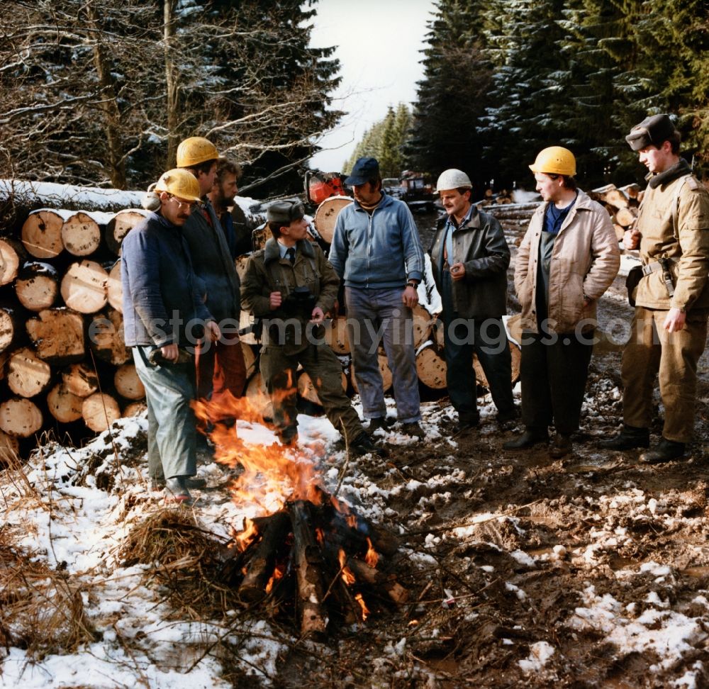 Lindewerra - Wahlhausen: Border Patrol in snow in winter on the border strip in conversation with forestry workers in a wooded area near Lindewerra - Wahlshausen in present-day state of Saxony-Anhalt. The border guards of the border troops of the GDR - walls are equipped with AK-47 machine guns