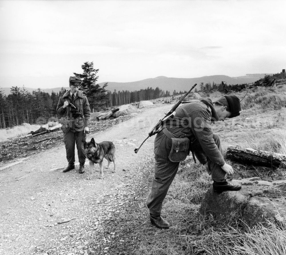 GDR picture archive: Abbenrode - Border Patrol with dog near Abbenrode in today's federal state of Saxony-Anhalt. Here to see a pair of guards, equipped with machine gun AK-47