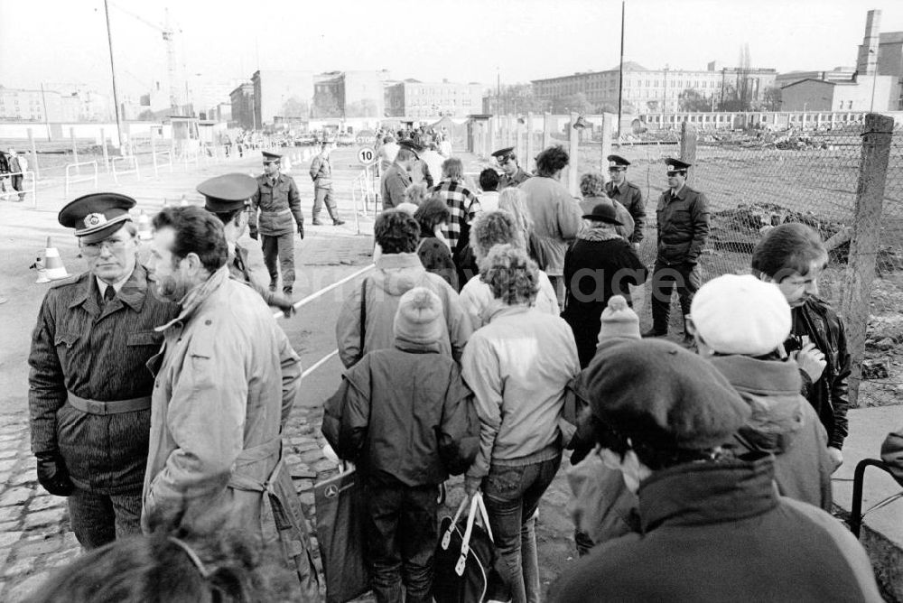 Berlin: DDR-Bürger passieren den Grenzübergang am Potsdamer Platz, zehn Tage nach dem Falll der Mauer.